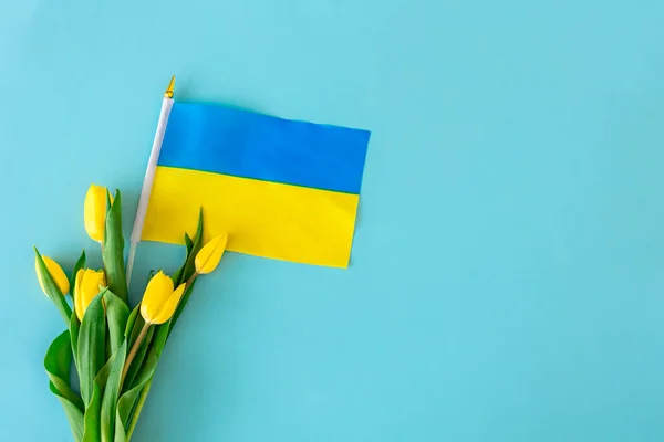 Плоская композиция с букетом желтых тюльпанов, флаг Украины. — стоковое фото