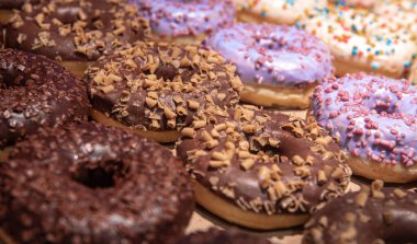 Şekerli, şekerli, jöleli ve şekerli donutları kapat..