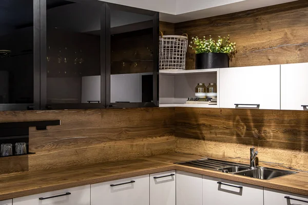Інтер'єр сучасної кухні з дерев'яними деталями . — стокове фото
