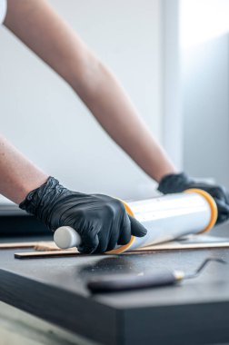 Yakın plan, el yapımı zencefilli ekmek yapma süreci.