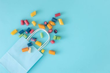 Düz bir zemin, kağıt torba ve mavi bir zemin üzerinde çiğneme torbaları..