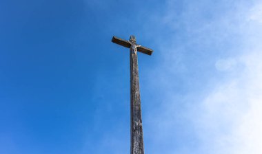 Hz. İsa 'nın mavi gökyüzüne çarmıha gerilmesi.