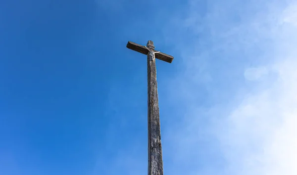 Crucifixión de Jesucristo contra el cielo azul. — Foto de Stock