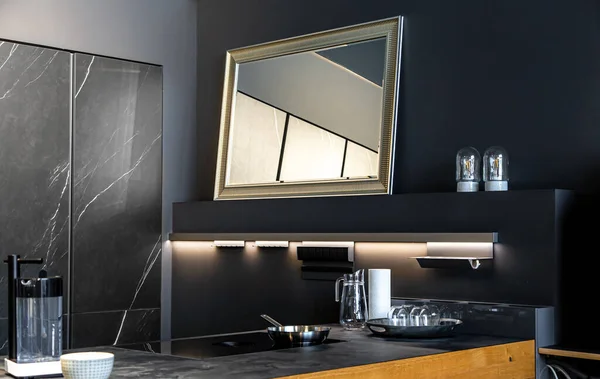 Parte del interior de la cocina en negro, minimalismo moderno. — Foto de Stock