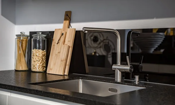 Új modern acél csap és konyha szoba mosogató közelről. — Stock Fotó