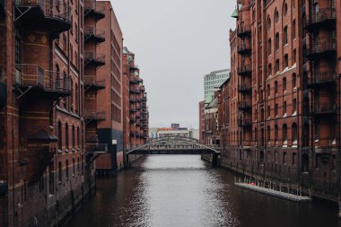 Hamburg 'un depo bölgesi, mimari ve şehir arasında köprü.