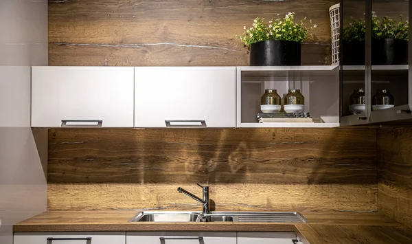 Сучасний дерев'яний кухонний інтер'єр, сталевий кухонний кран . — стокове фото