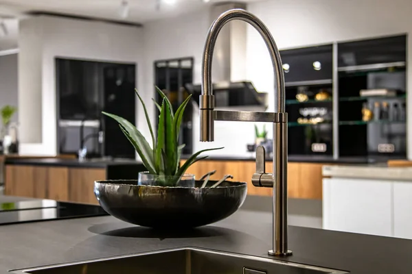 Nouveau robinet en acier moderne et évier de cuisine fermer. — Photo