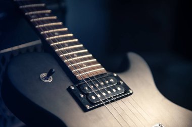 Yakın plan, siyah elektro gitar..