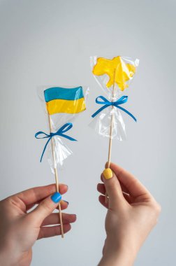 Ukrayna sembolü şeklinde vatansever lolipoplar..