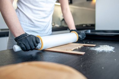 Yakın plan, el yapımı zencefilli ekmek yapma süreci.