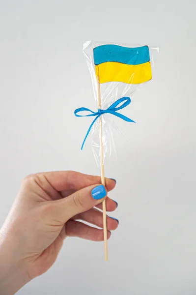 Патриотический леденец в форме флага Украины. — стоковое фото