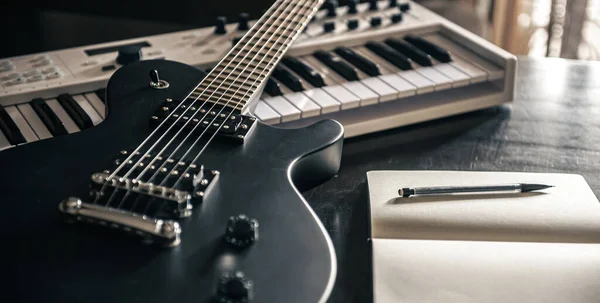 Close up, guitarra elétrica e piano, conceito de criatividade musical. — Fotografia de Stock