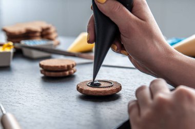 El yapımı zencefilli ekmeğin hazırlanması, kremayla dekore edilmesi..