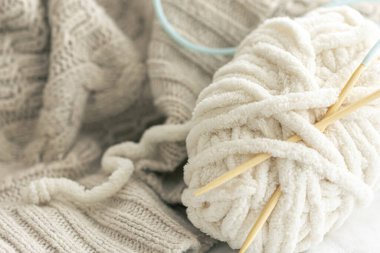 Yakın çekim, örgü iplikleri, pastel renkli iplik ipliği, tığ işi konsepti.