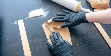 Zencefilli ekmek yapma süreci, hamurdan zencefilli ekmek şekilleri kesme süreci, el yapımı.