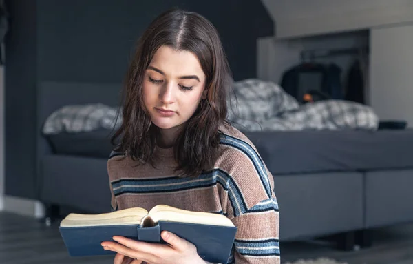 Молодая Женщина Читает Книгу Сидя Своей Комнате Полу Концепция Образования — стоковое фото