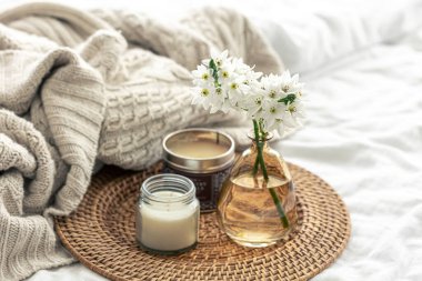 Vazolarda çiçekler, örülmüş bir element, doğal çiçeklerle süslenmiş iç dekorasyon..