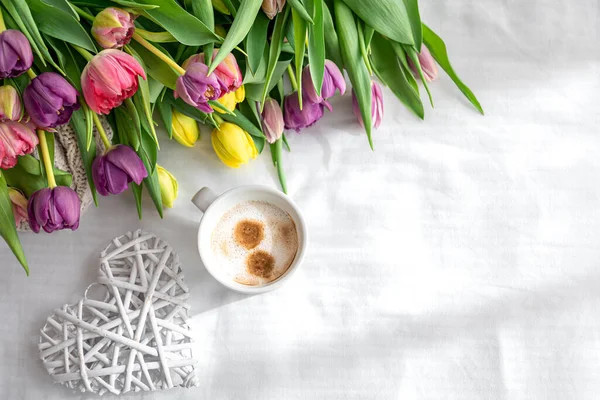 Przytulny Kompozycja Kwiatów Tulipana Kawy Białym Tle Widok Góry Tło — Zdjęcie stockowe