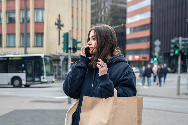 Una Joven Ciudad Hablando Por Teléfono Con Paquete Sus Manos — Foto de Stock