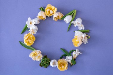 Mavi arkaplanda düz çiçek aranjmanı, tebrik kartı için arkaplan.