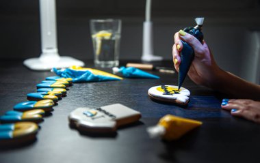 Ukrayna sembollü el yapımı zencefilli ekmeğin hazırlanması, krema.