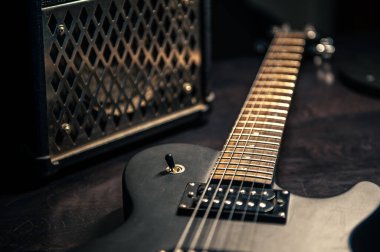 Yakın plan, siyah elektro gitar..