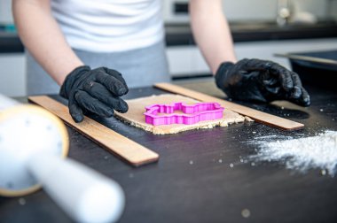 Yakın plan, el yapımı zencefilli ekmek yapma süreci.