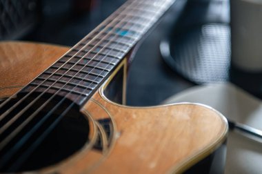 Yakın çekim, ahşap akustik gitar, müzikal yaratıcılık konsepti.