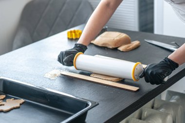 Yakın plan, el yapımı zencefilli ekmek yapma süreci.