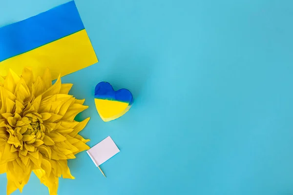 Плоский фон, патриотическая композиция с украинскими символами. — стоковое фото