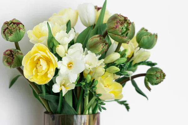 Primer plano, un ramo de flores blancas y amarillas. — Foto de Stock