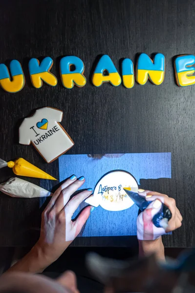 Подготовка пряников ручной работы с символами Украины, глазурь. — стоковое фото