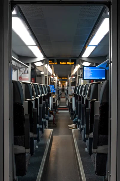 Zug drinnen, leere Sitze im Zug. — Stockfoto