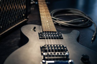 Yakın plan, siyah elektro gitar..