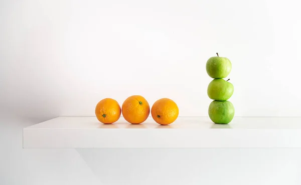 Green apples and oranges on a white background close-up. — 스톡 사진