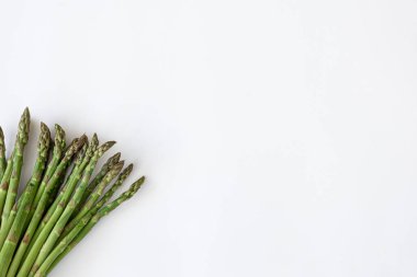 Beyaz arka planda taze kuşkonmaz bitkisi..