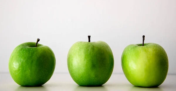 Pommes vertes sur fond blanc gros plan . — Photo