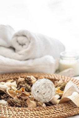 Kurumuş çiçekler, mumlar ve havlularla kaplıca kompozisyonu.