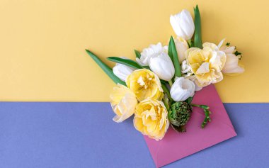 Renkli arka planda bir zarf içinde çiçekler, düz yatıyordu..