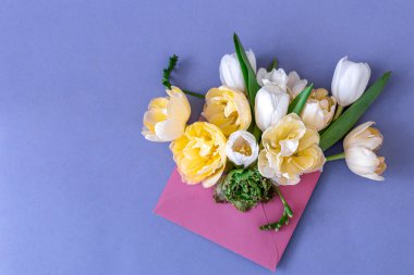 Renkli arka planda bir zarf içinde çiçekler, düz yatıyordu..