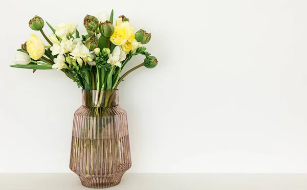 Jarrón de cristal con flores en el interior de la habitación. — Foto de Stock