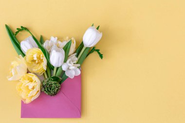 Renkli arka planda bir zarf içinde çiçekler, düz yatıyordu..