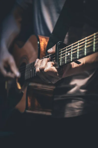 A man plays an acoustic guitar, close-up. — Stock Photo, Image