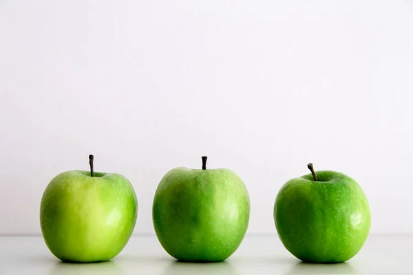 Pommes vertes sur fond blanc gros plan . — Photo