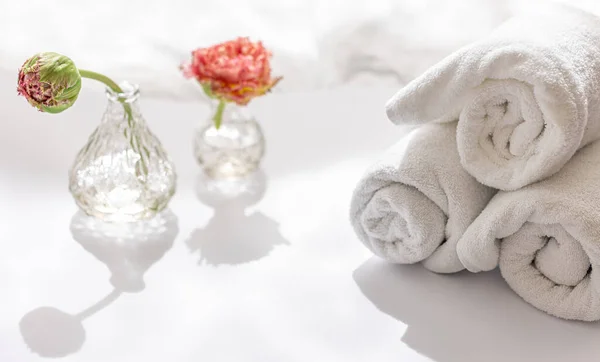 Close-up, white terry bath towels and flowers. — Foto Stock