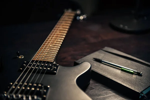 Close-up, gitara elektryczna i notatnik, koncepcja kreatywności muzycznej. — Zdjęcie stockowe