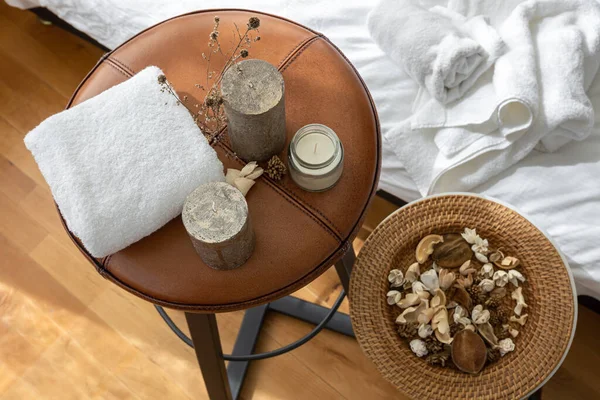 Spa composition with candles and towel, top view. — Stock Photo, Image