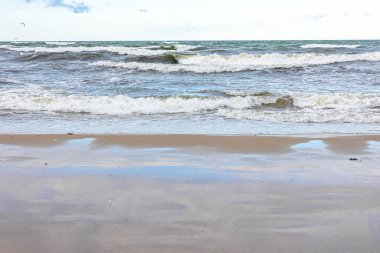 Açık mavi gökyüzü ile güzel bir deniz manzarası, denizde dalgalar....