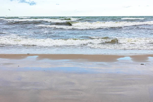 Açık mavi gökyüzü ile güzel bir deniz manzarası, denizde dalgalar....